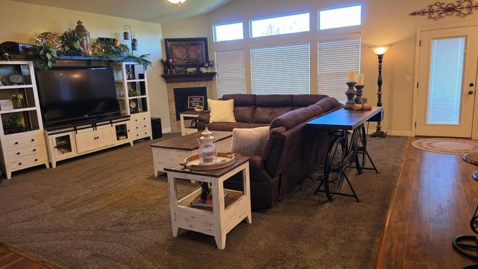 TV and multimedia, Living room, Seating area, Evening entertainment