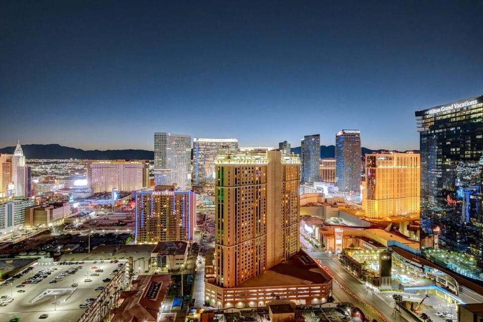 31st Floor 1-BR Corner Suite at Signature at MGM Apartment hotel in Las Vegas Strip