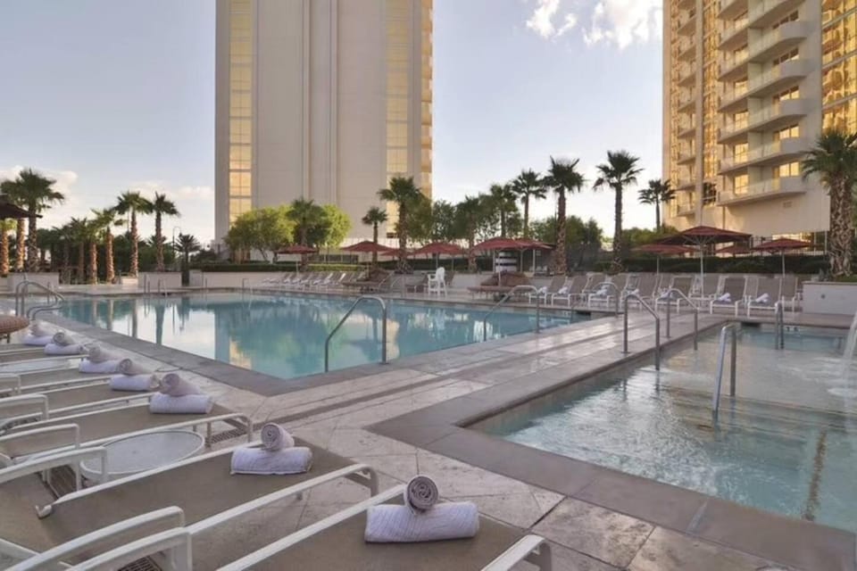 31st Floor 1-BR Corner Suite at Signature at MGM Apartment hotel in Las Vegas Strip