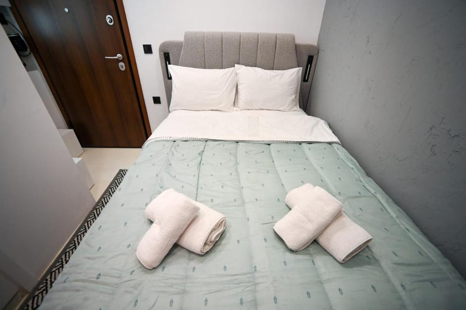Bed, Photo of the whole room, Bedroom, towels