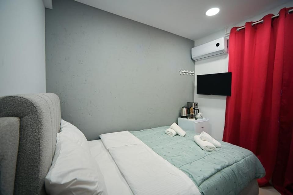 Bed, TV and multimedia, Photo of the whole room