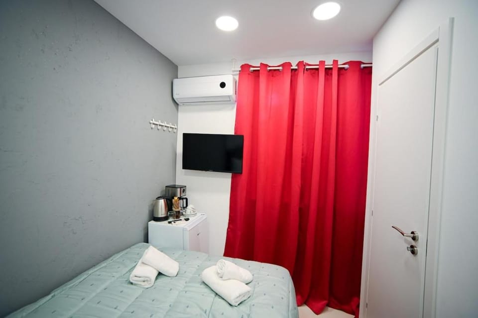 TV and multimedia, Photo of the whole room, Bedroom
