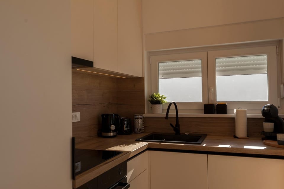 Coffee/tea facilities, Kitchen or kitchenette, stove, toaster