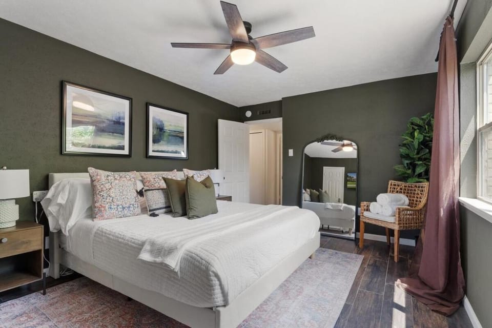 SEP Specials! Warm Spanish Escape House in The Colony