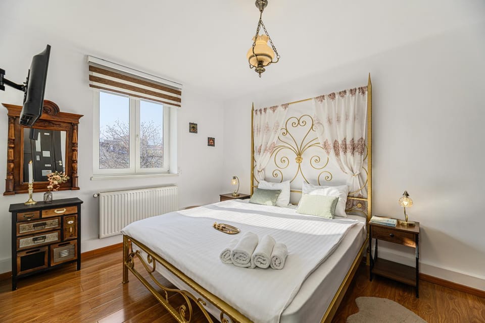 Bed, TV and multimedia, Photo of the whole room, Bedroom, towels