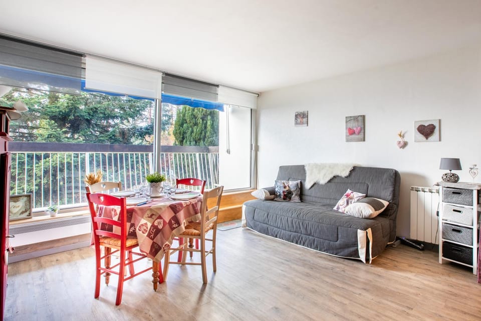 View (from property/room), Balcony/Terrace, Living room, Dining area, Garden view