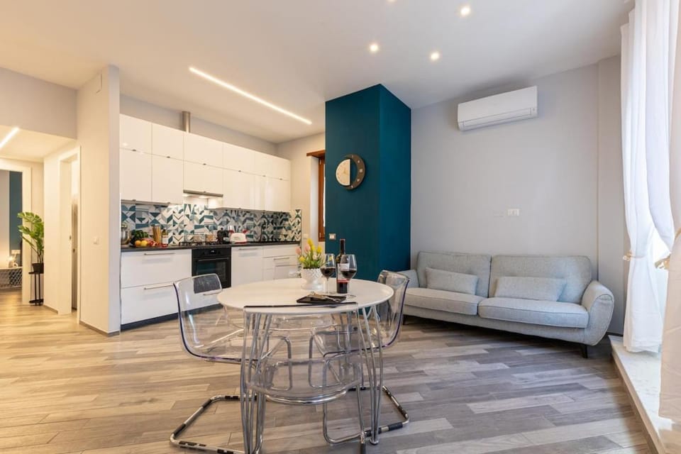 Pellegrini spaciuos 2 rooms Home Apartment in Rome