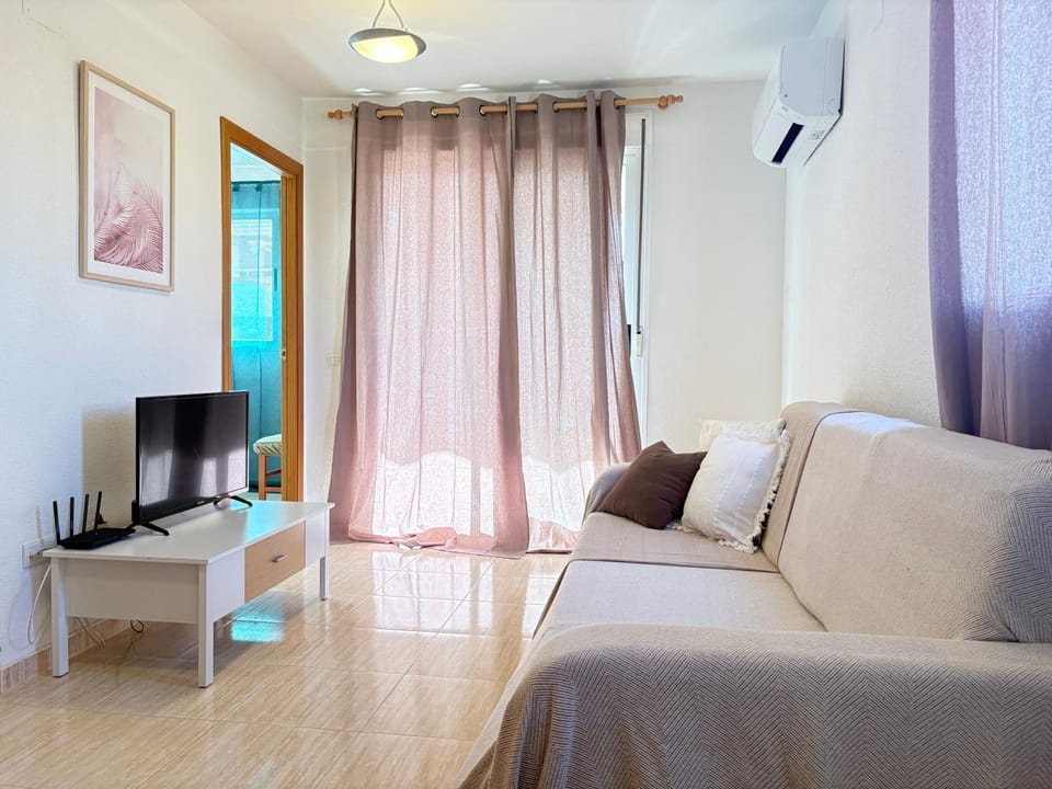 Living room, Photo of the whole room, air conditioner