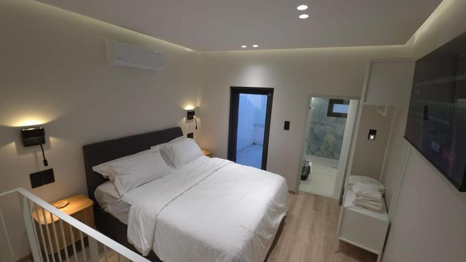 Bed, TV and multimedia, Photo of the whole room, Bedroom, towels