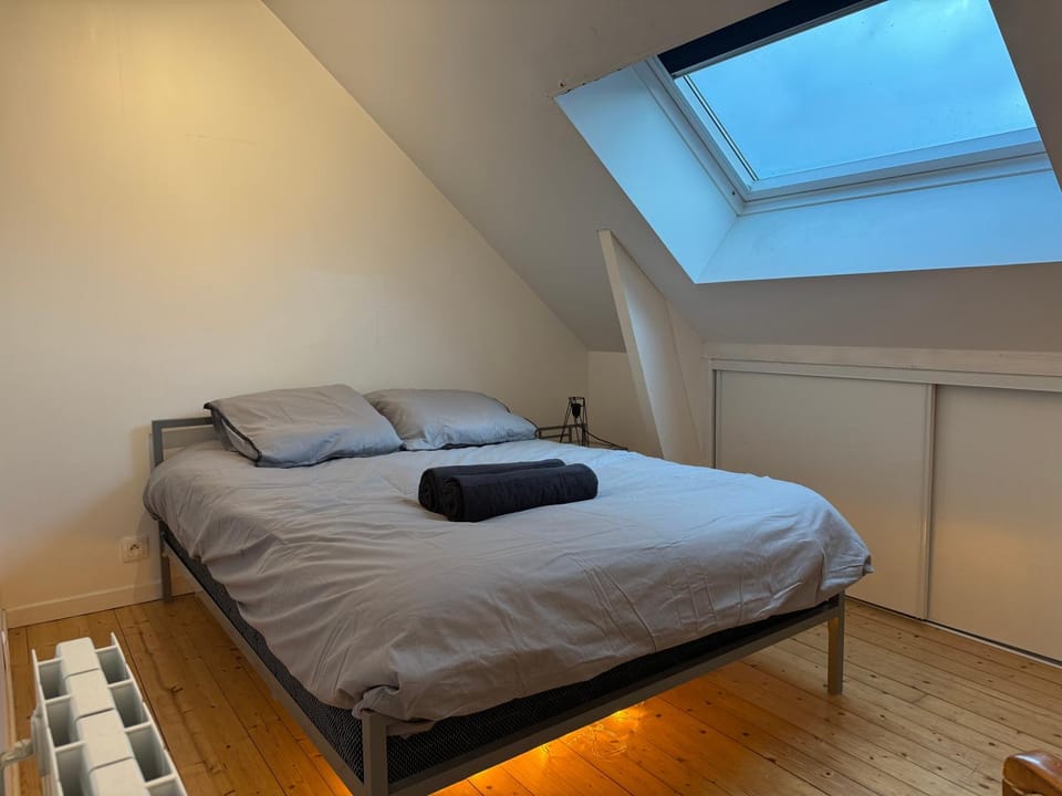 Bed, Photo of the whole room, Bedroom, towels