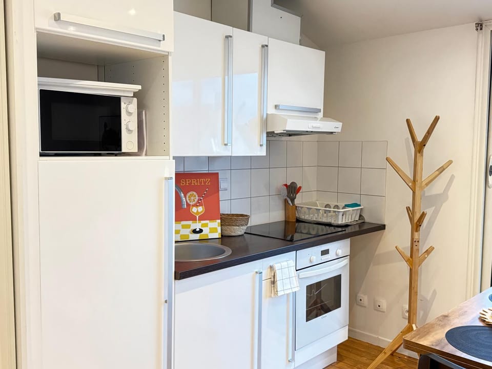 Kitchen or kitchenette, Dining area, minibar, oven, stove