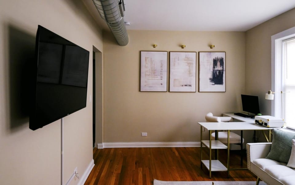 Sleeps 26 • Modern Multi-Unit • Gym • Workspaces House in Chicago
