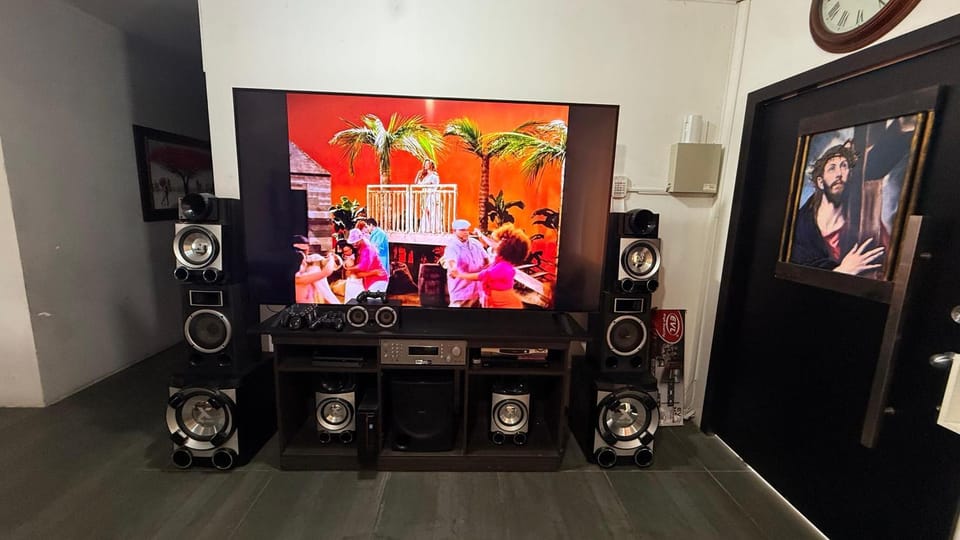 Communal lounge/ TV room