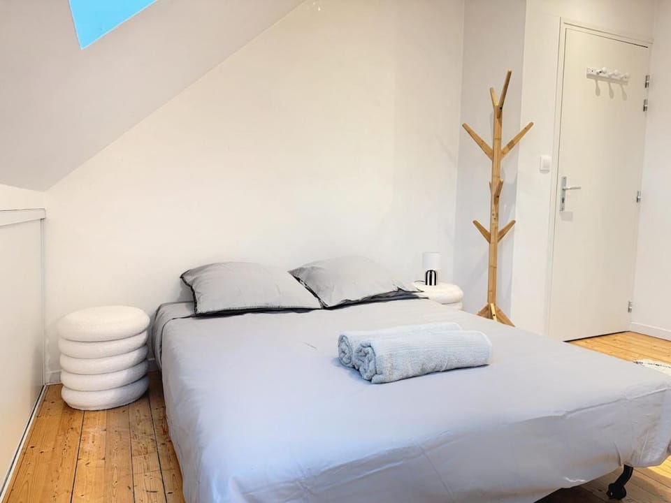 Bed, Photo of the whole room, Bedroom, towels