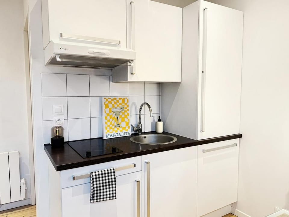 Kitchen or kitchenette, minibar, stove