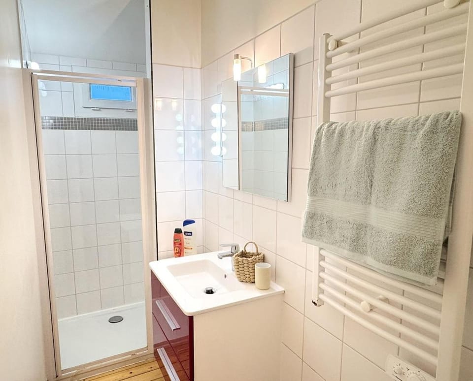 Shower, Bathroom, towels