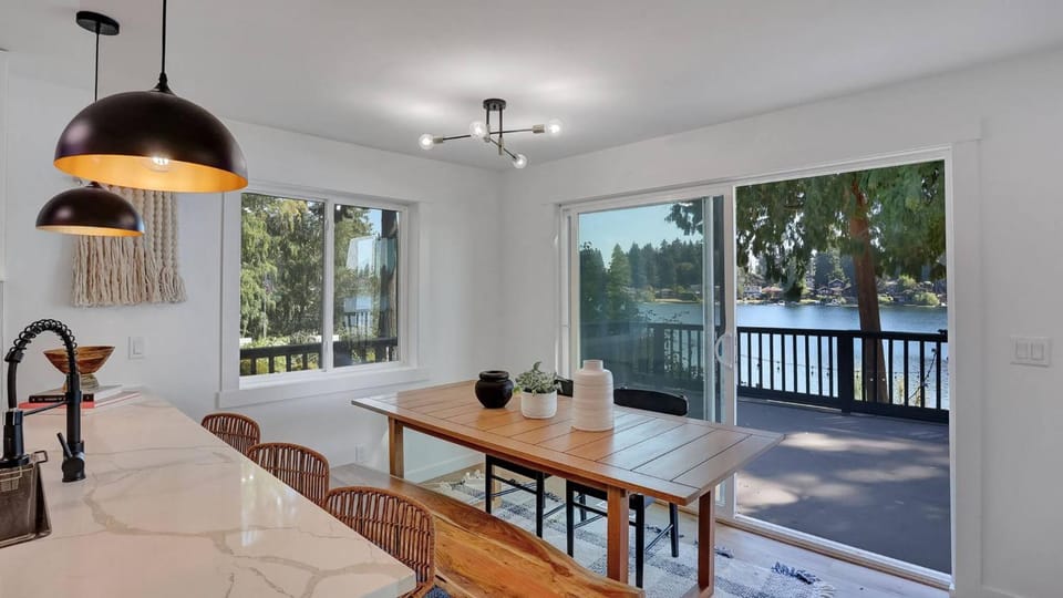 Property building, View (from property/room), Balcony/Terrace, Lake view