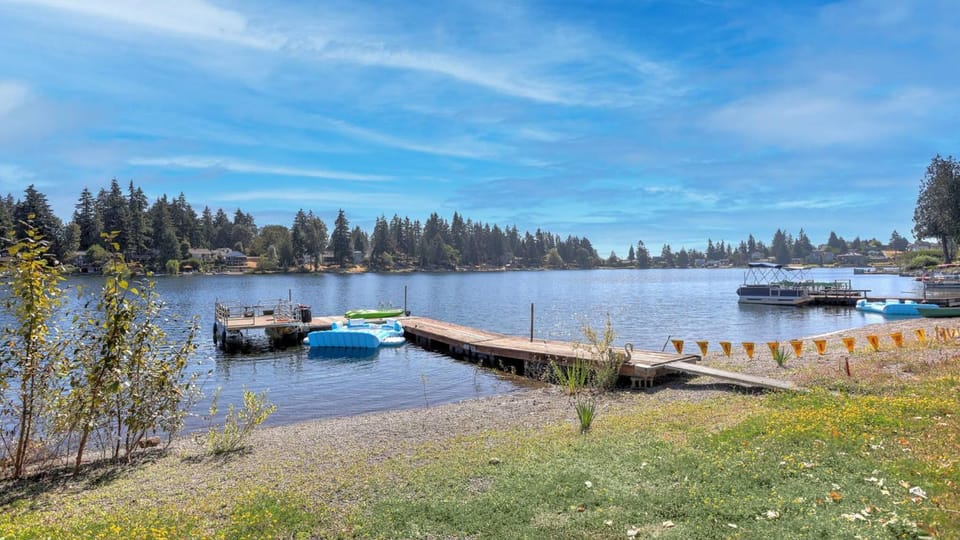 Nearby landmark, Off site, Neighbourhood, Natural landscape, Lake view, Quiet street view