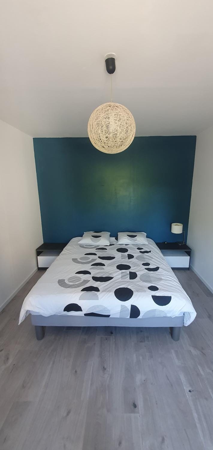 Photo of the whole room, Bedroom