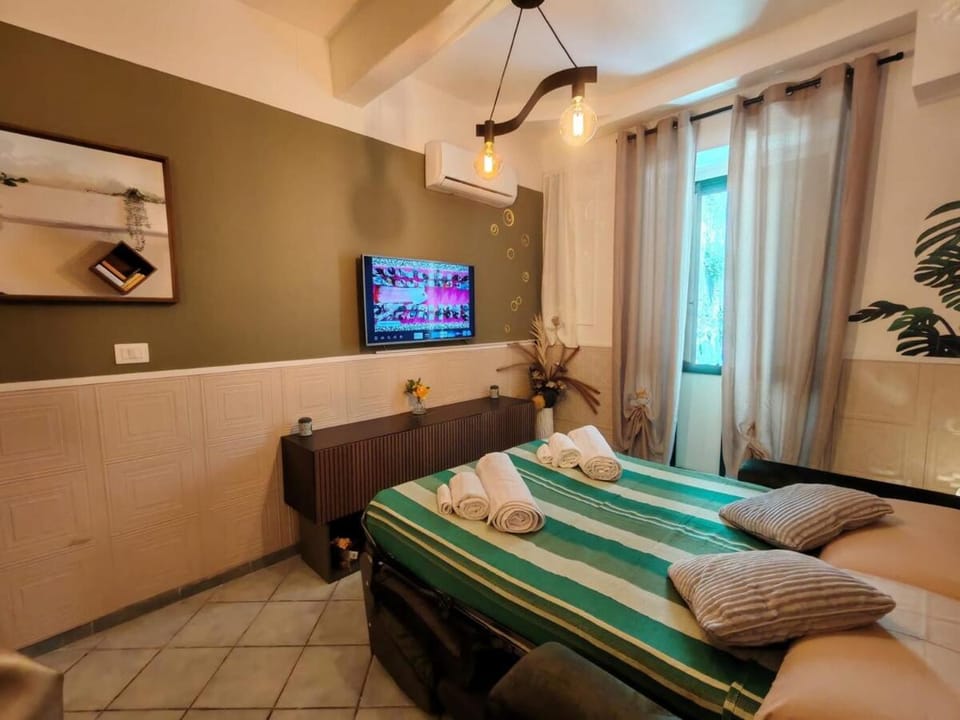 Communal lounge/ TV room, TV and multimedia, Living room, Seating area, Bedroom