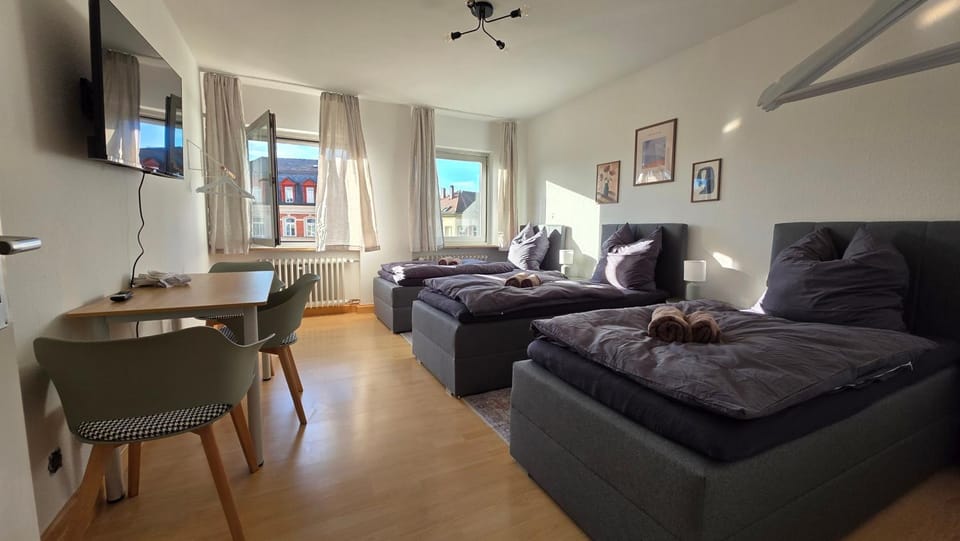 Bed, TV and multimedia, Dining area