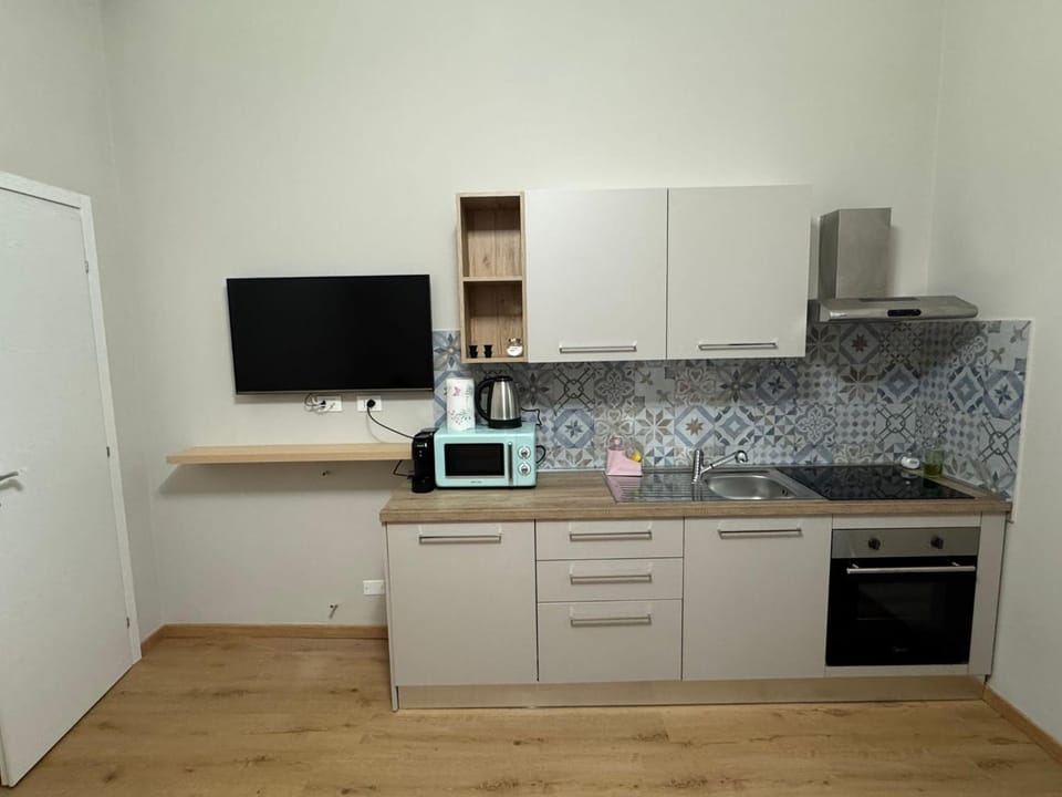 Kitchen or kitchenette, oven, stove