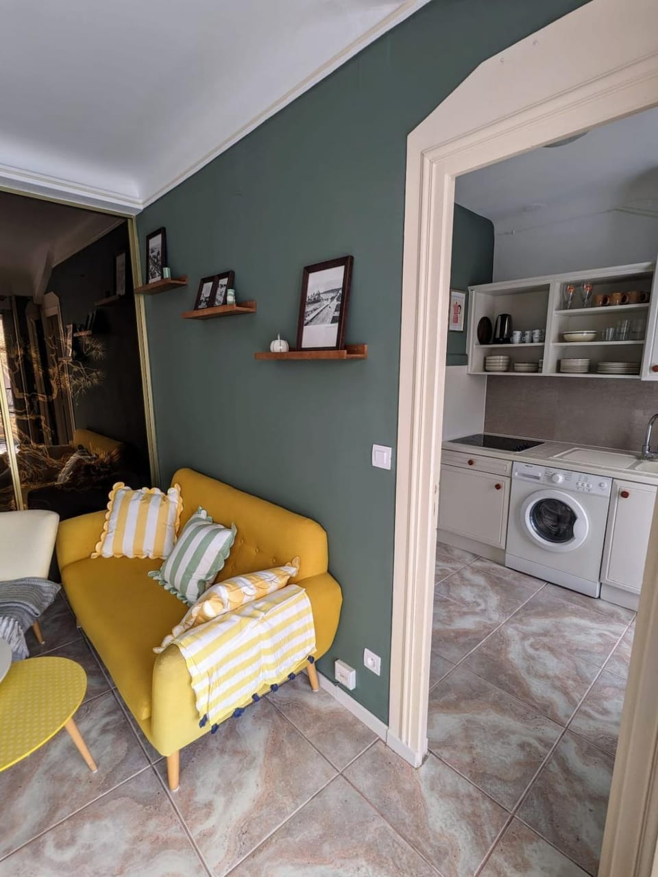 Kitchen or kitchenette, Living room