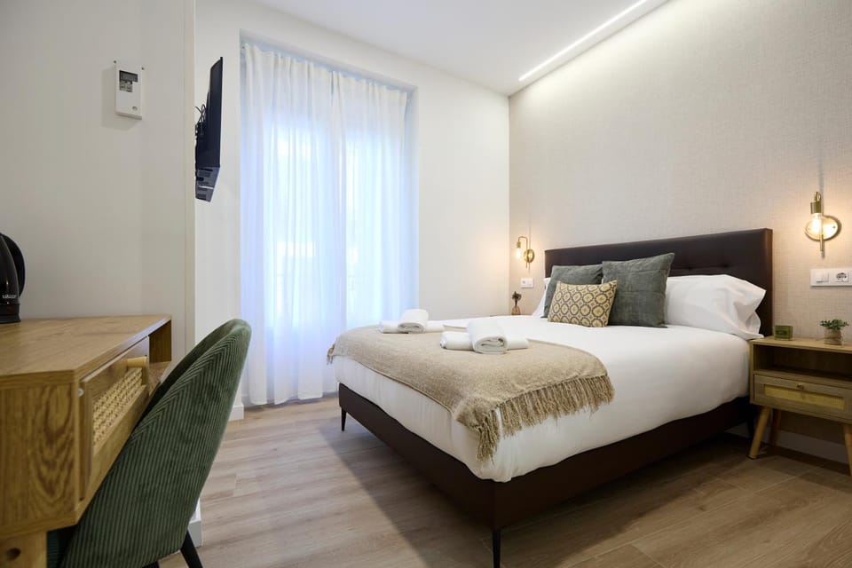 Bed, TV and multimedia, Photo of the whole room, Bedroom