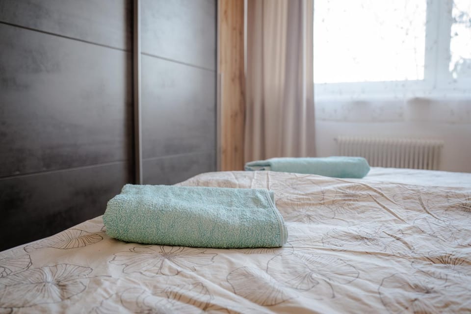 Bed, Bedroom, towels