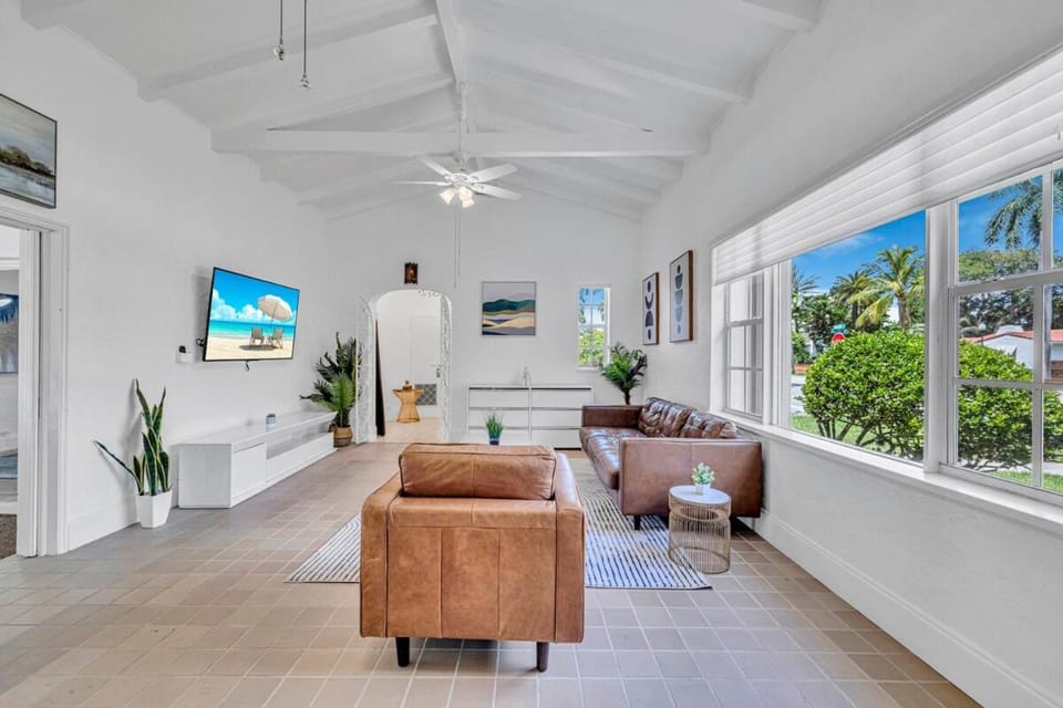 Stunning Tropical Getaway Steps To The Beach with Pool House in Hollywood