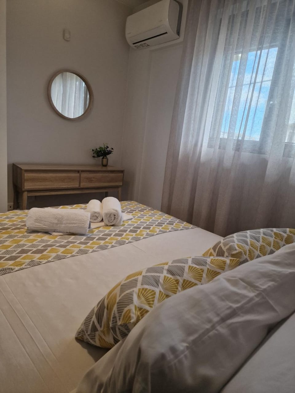 Bed, Photo of the whole room, Bedroom, air conditioner