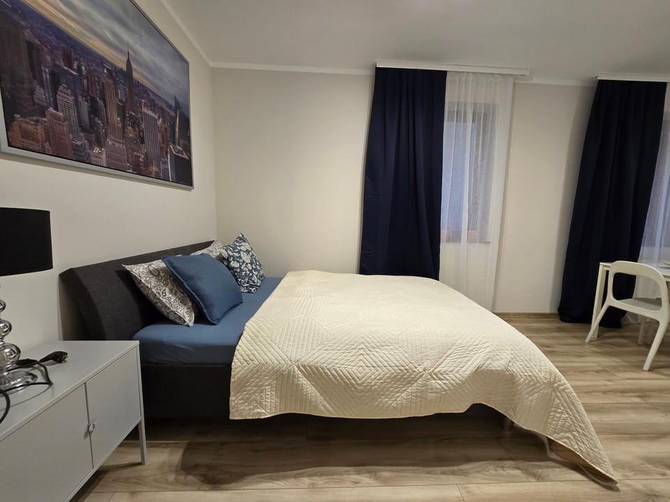 Bed, Seating area