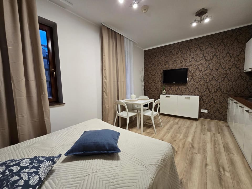 Bed, TV and multimedia, Photo of the whole room