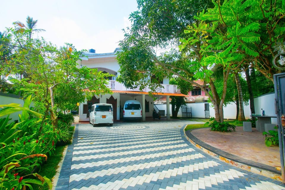 Property building, Garden, Garden view, Parking