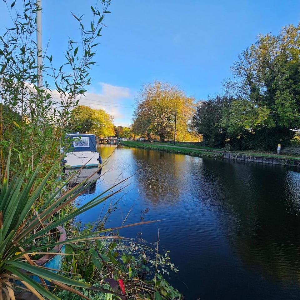 Canal Cottage Rodley Leeds, 5 miles LBA Airport House in Leeds