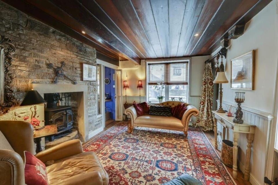 Canal Cottage Rodley Leeds, 5 miles LBA Airport House in Leeds