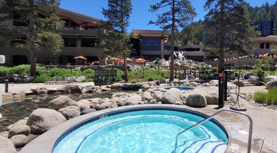 Dav's Slopeside King Studio -- Resort & Spa at Everline Apartment hotel in Palisades Tahoe (Olympic Valley)