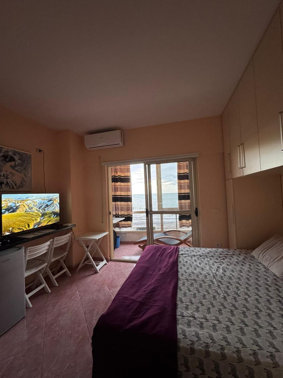 Bed, TV and multimedia, Photo of the whole room, Evening entertainment, Bedroom, air conditioner