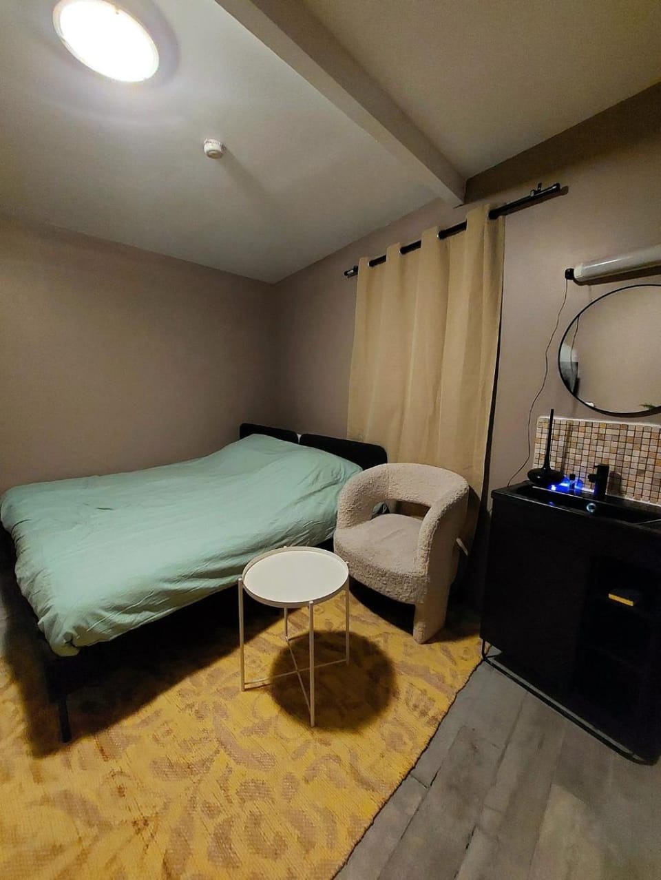 Bed, Living room, Photo of the whole room, Seating area, Bedroom