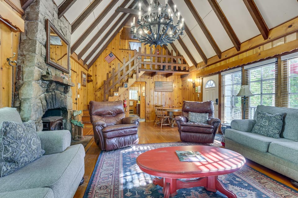 Private Dock on Lake Arrowhead! Cozy Mtn Cabin Cabin in Lake Arrowhead