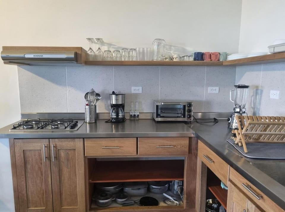 Coffee/tea facilities, Kitchen or kitchenette, stove, toaster