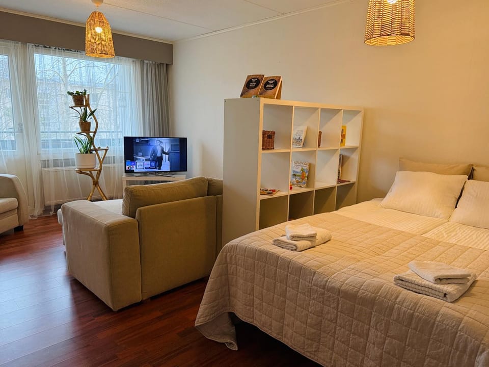 Communal lounge/ TV room, Bed, TV and multimedia, Living room, Photo of the whole room, Seating area, Bedroom, towels