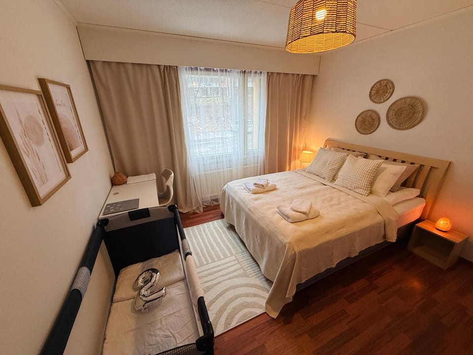Bed, Bedroom, towels