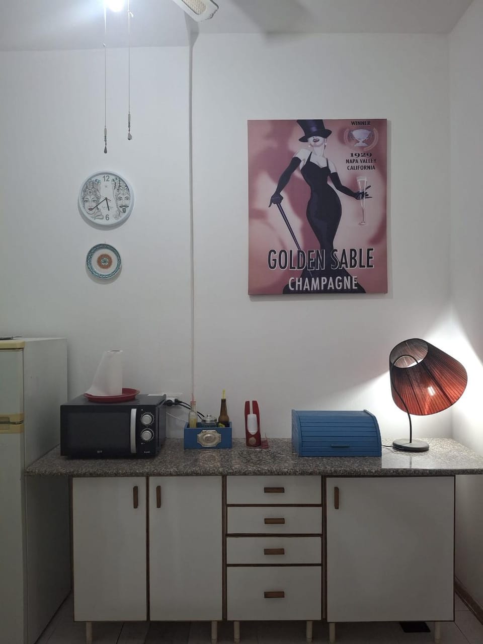 Kitchen or kitchenette, minibar