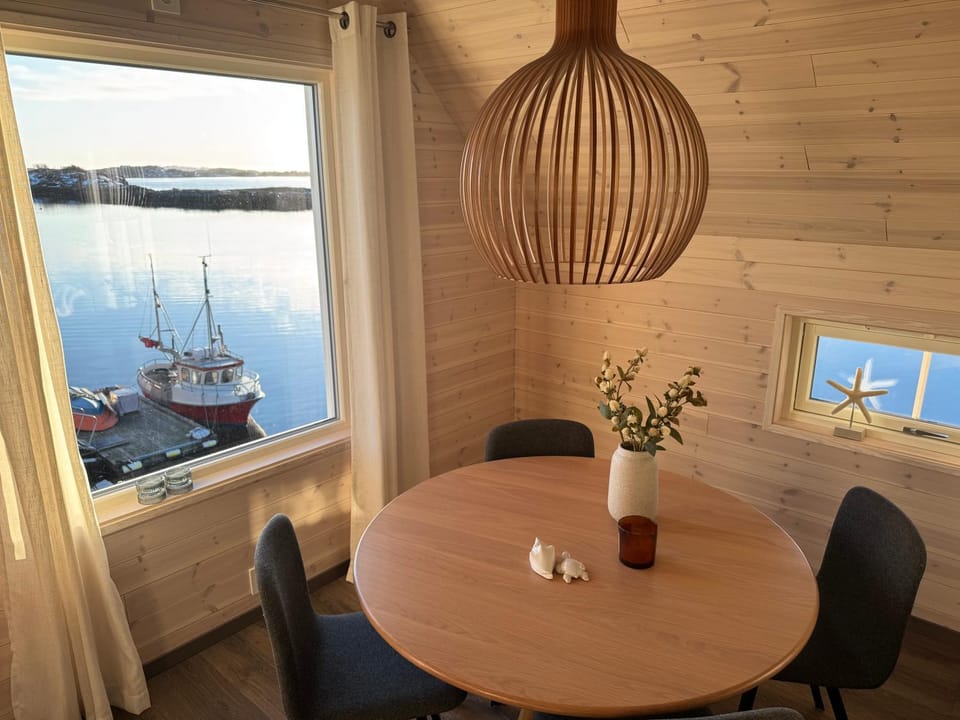 Rorbu Brønnøysund - høy standard - fantastisk havutsikt - privat brygge Apartment in Nordland, Norway