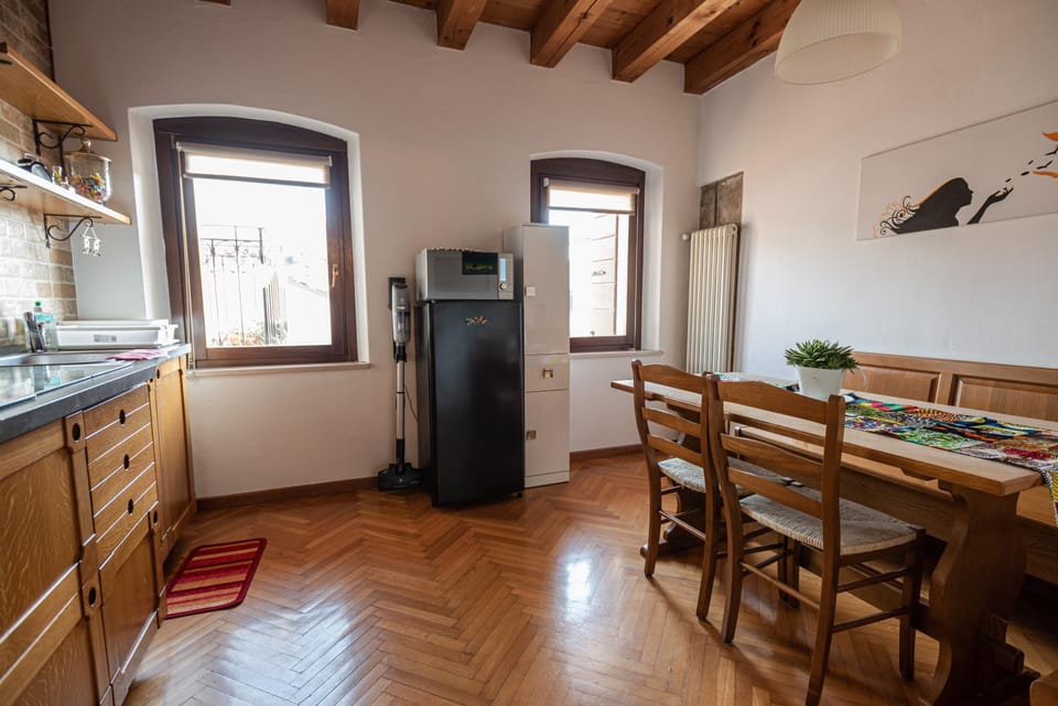 Kitchen or kitchenette, Dining area, minibar, oven, stove