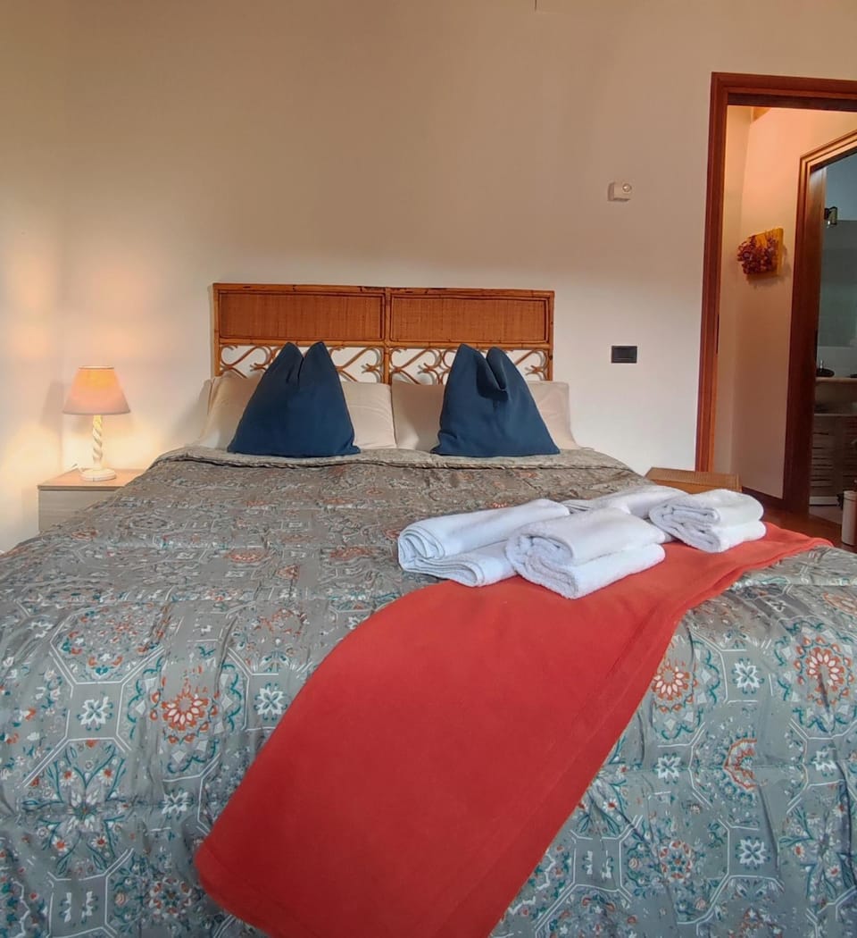 Bed, Decorative detail, Bedroom, towels