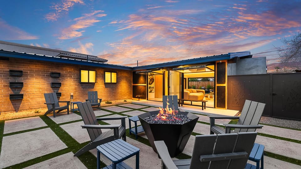 View (from property/room), Balcony/Terrace, Seating area, fireplace