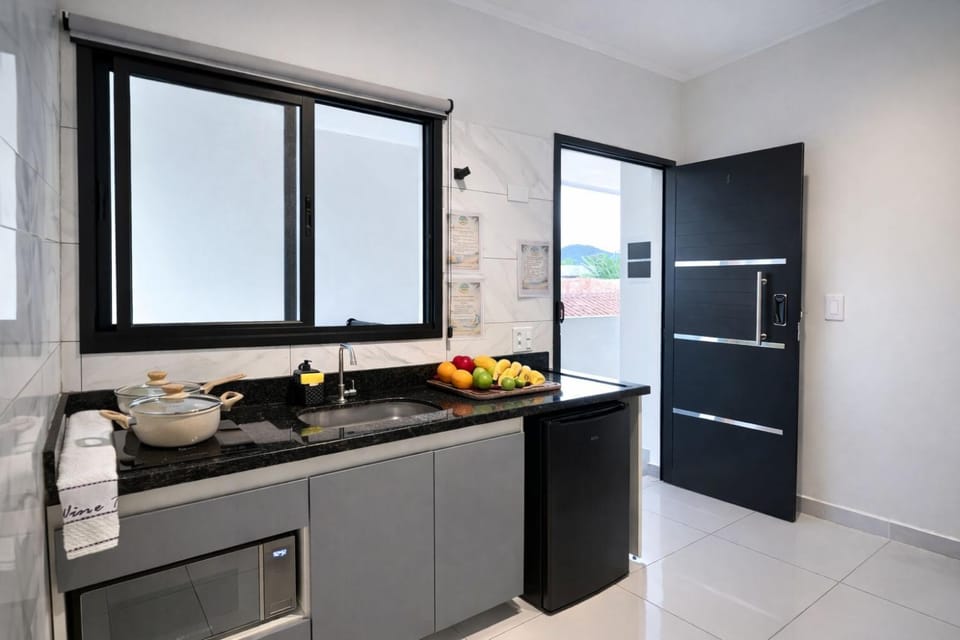 Kitchen or kitchenette, minibar, stove