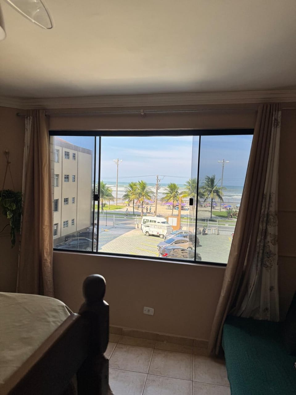 Apartamento pé na areia na Vila Caiçara Wi-Fi e estacionamento Apartment in State of São Paulo